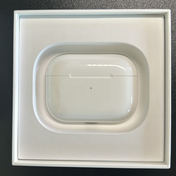 Apple AirPods Pro - Wireless Charging Case - Picture 4 of 7